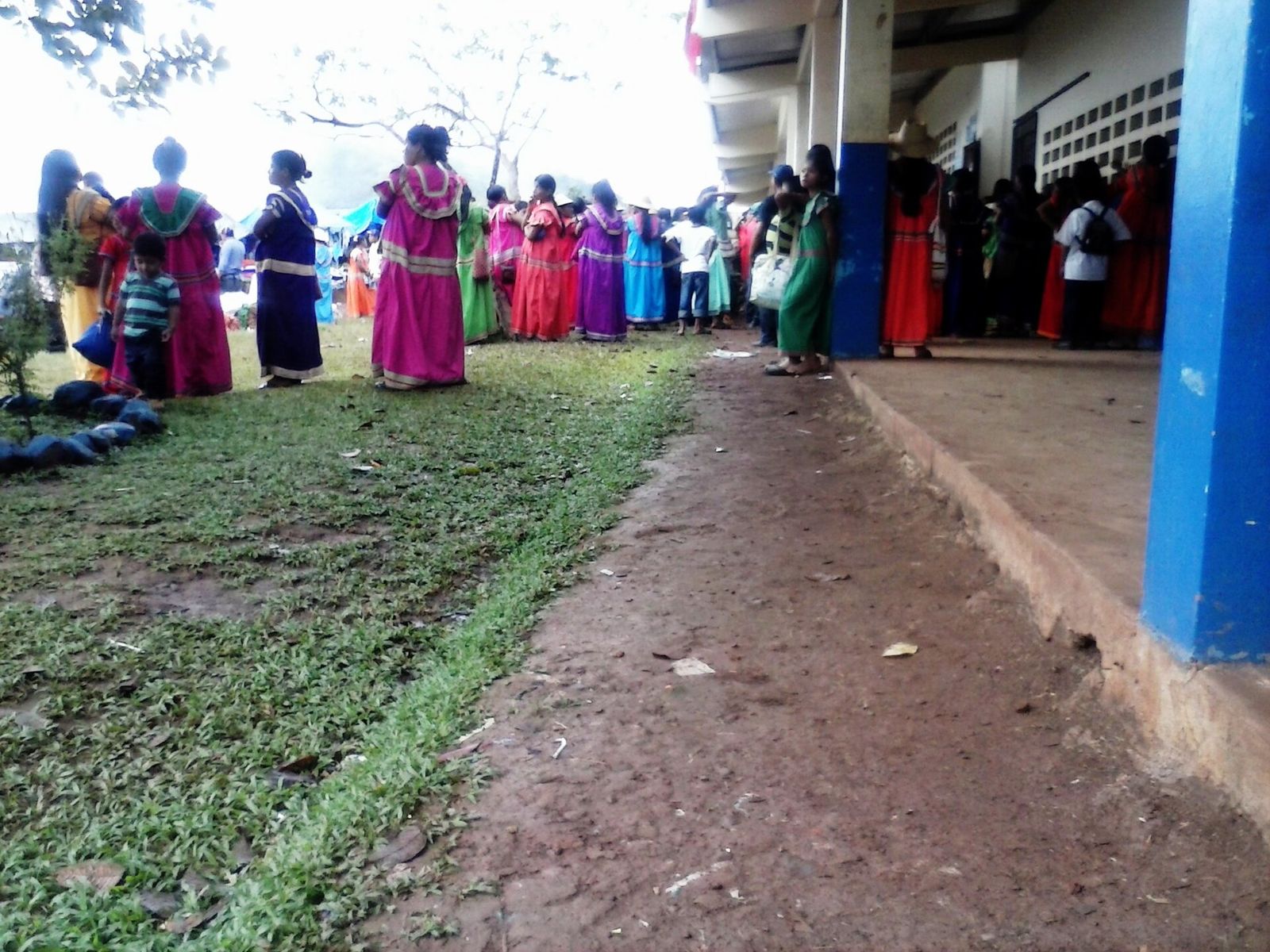 Mujeres ngäbe con la nagua tradicional