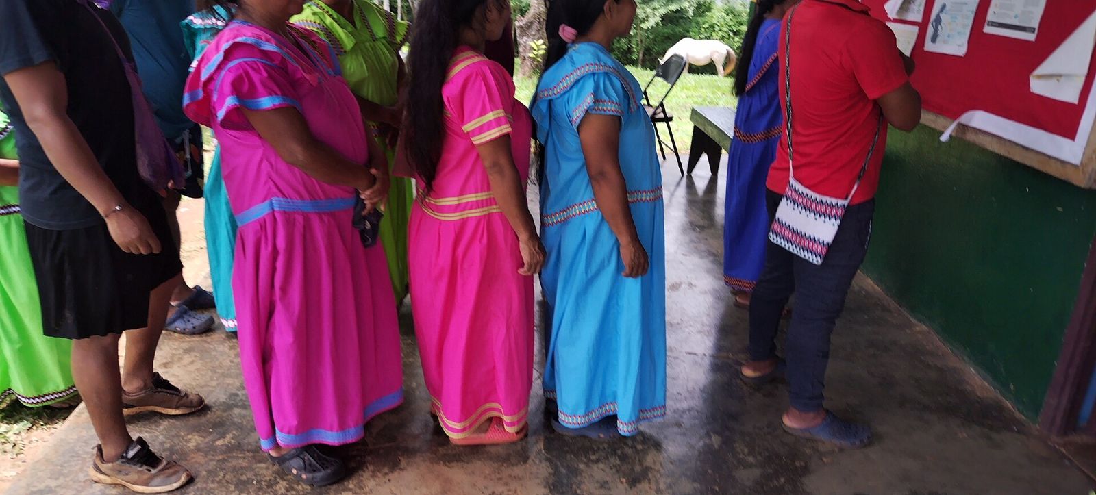 Mujeres ngäbe con la nagua tradicional