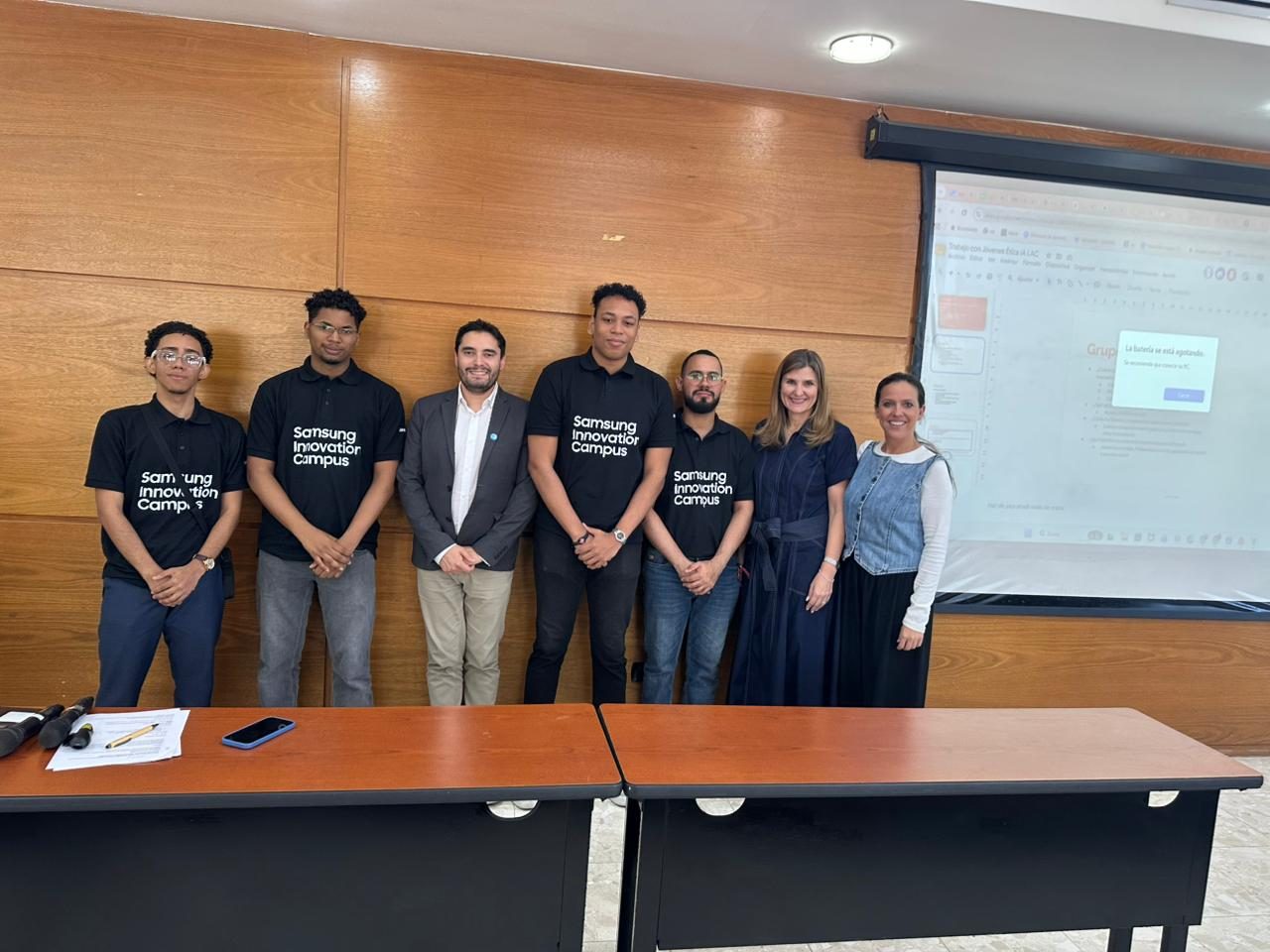 Grupo de estudiantes de Samsung Innovation Campus