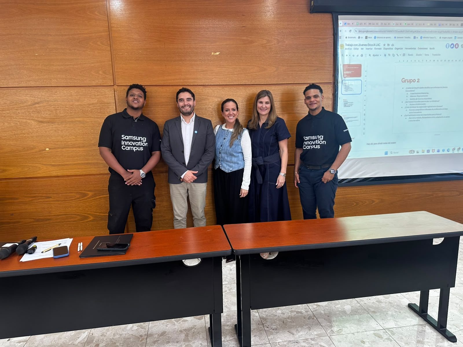 Estudiantes de Samsung Innovation Campus con representantes de los aliados